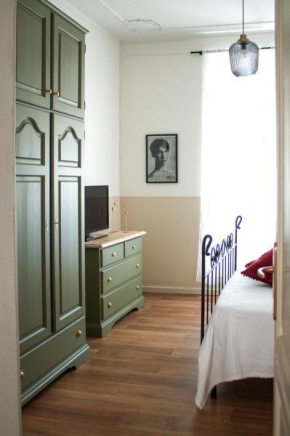 Iron-Bridge House, elegant apartment bay front